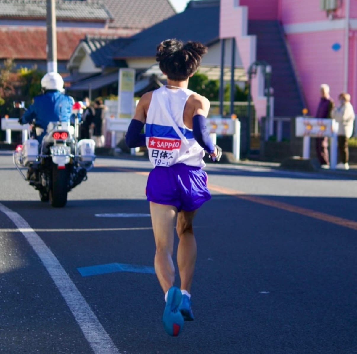 箱根駅伝を走る二村昇太朗の後ろ姿
