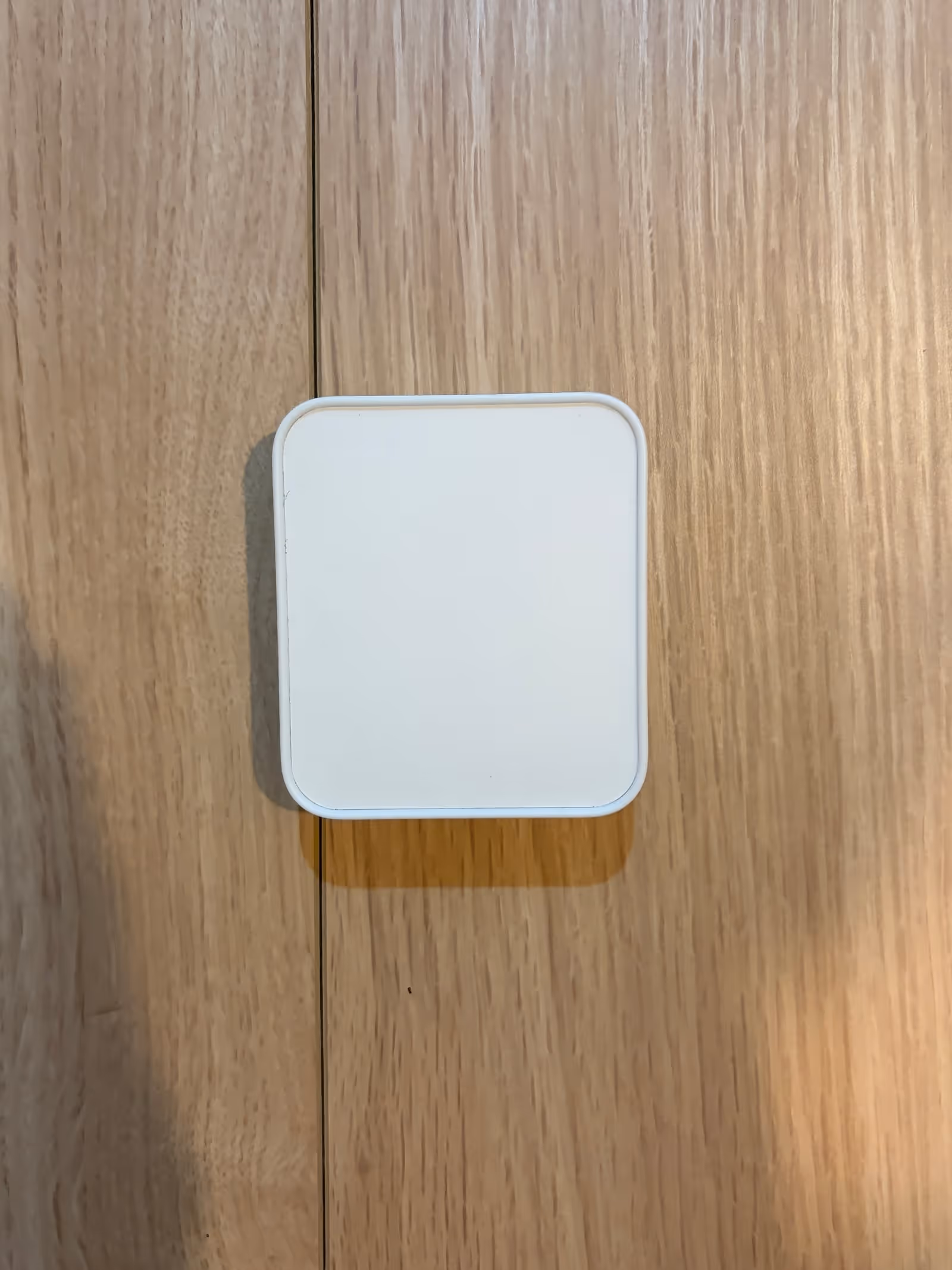 SwitchBot Hub 2 の実物。オートメーションのスケジュール実行を担当