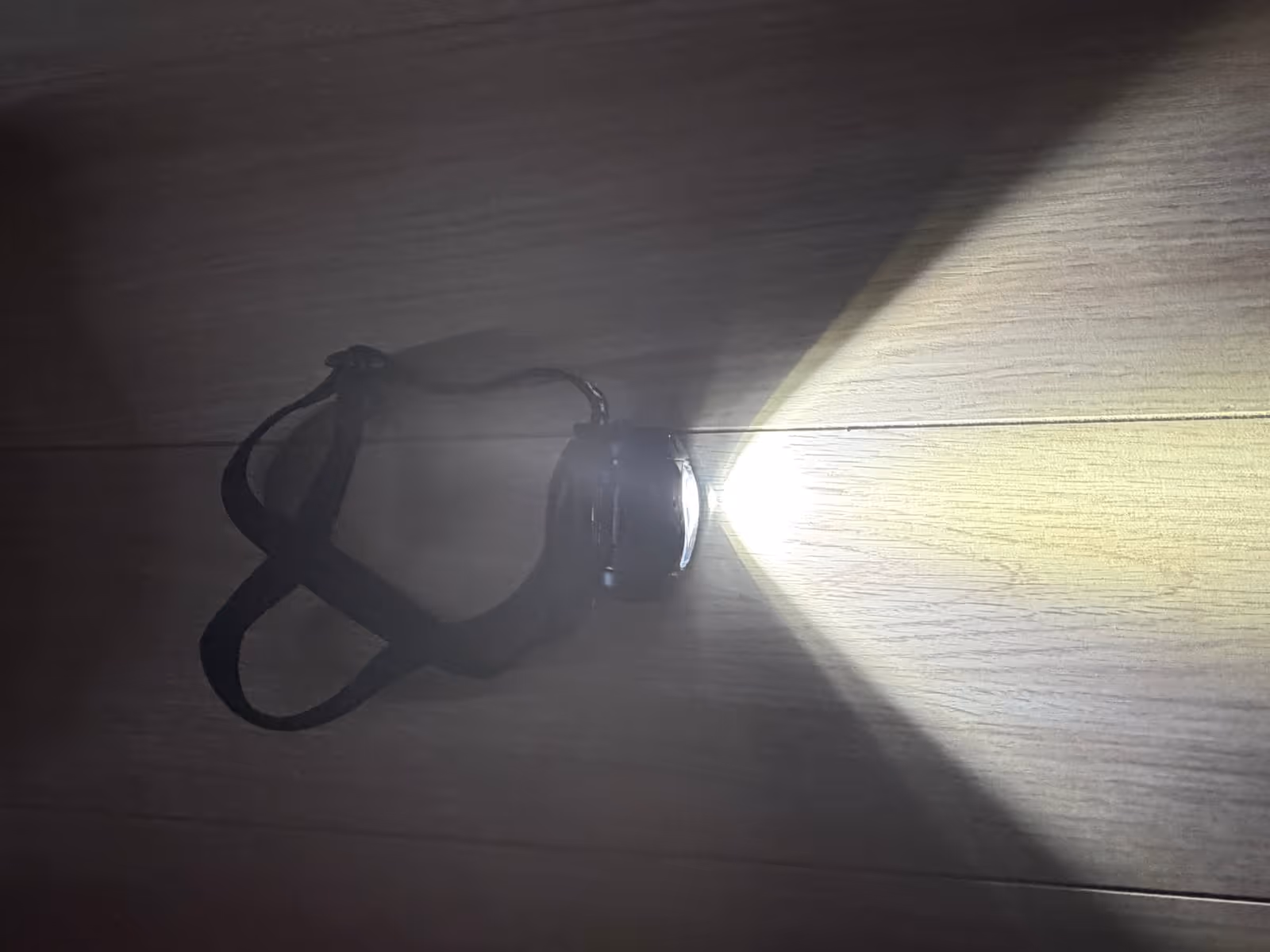 GENTOS の LED ヘッドライト。3時台の暗い時間帯に足元と前方を照らす