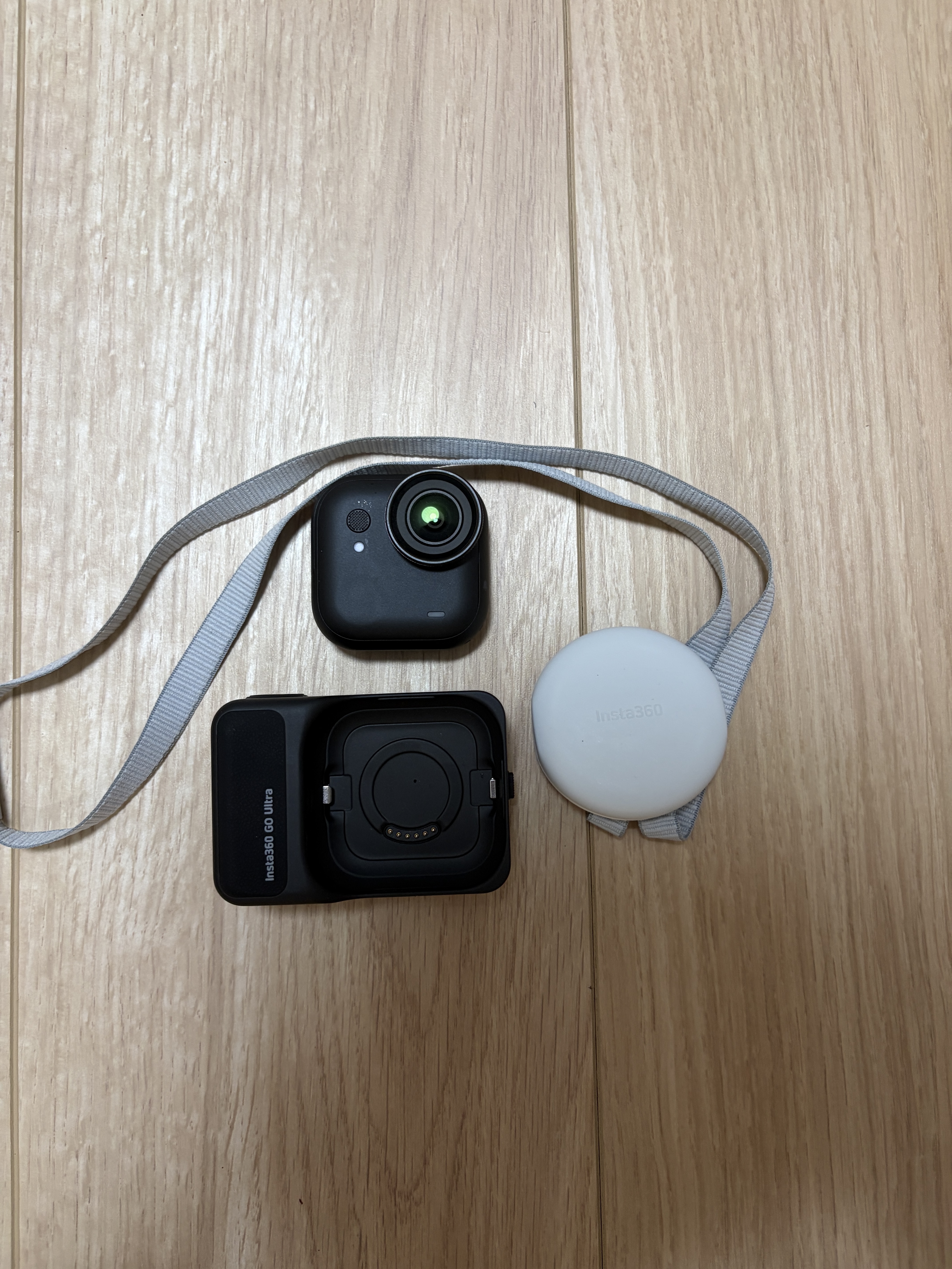 Insta360 GO Ultra。本体をポッドから外して首かけストラップに磁石で装着して使用
