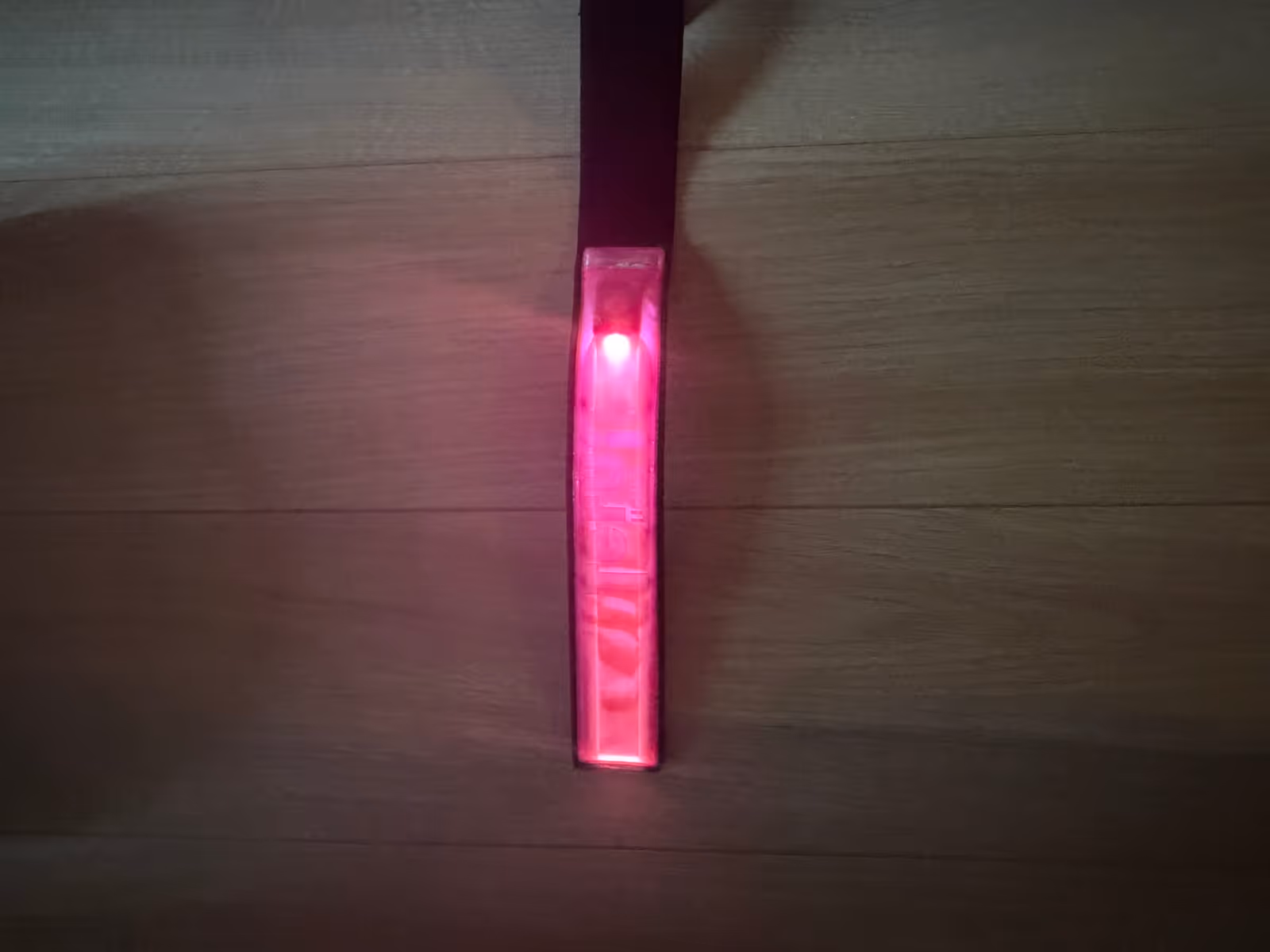 TERUI Lights の反射板。腕に巻いて光らせる暗時間帯の安全装備